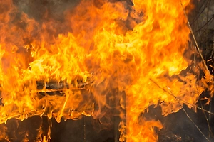 Два человека погибли при пожаре в частном доме в Алтайском крае