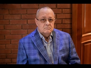 Это его официальный костюм. Как наш президент ходит в костюме и галстуке, так он ходит в рубашке (деждаша) и биште. Эта накидка сверху как раз для холодной погоды. Это национальная одежда, он её всё время носит. Конечно, ему у нас очень холодно. Он и не привык к такой погоде, и одежда холодная. А чтобы ему ещё максимально утеплиться, это только накидка есть — и всё.