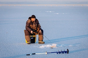 Россиян предупредили о крупных штрафах за рыбалку в неположенных местах зимой