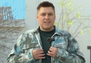 Сбежавший из России комик Незлобин заявил, что в США находится на грани развода с женой