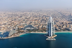 Тысячи туристов массово бегут из Дубая на фоне ударов Ирана