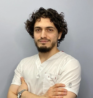 Распространённая ошибка — чистить зубы сразу после вина или кислой пищи. В этот момент эмаль временно размягчена, и механическое воздействие щётки может усилить микроповреждения. С точки зрения стоматологии безопасно чистить после 30–60 минут. За это время слюна частично восстановит минеральный баланс эмали.