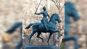 Грабят без разбора: Неизвестный вырвал меч у парижской статуи Жанны д’Арк
