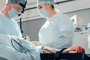 Размером с кулак: Истринские нейрохирурги спасли лицо пациентки от редкой опухоли
