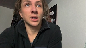 Киевский блогер Мартыненко из-за холода живёт в туалете с девушкой и газовой горелкой