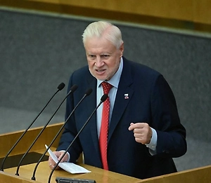 Возникает логичный вопрос: почему серьёзные изменения вводятся посреди учебного года, когда до ЕГЭ остаётся лишь несколько месяцев? Могу представить, каким стрессом эти перемены станут для детей, которые готовились к другим экзаменам и какие расходы теперь ждут их родителей