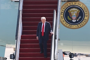 Сломавшийся самолёт доставил Трампа к месту посадки на вертолёт до Давоса