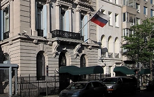 Неизвестный пытался сорвать флаг РФ со здания генконсульства в Нью-Йорке