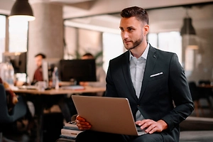 Взял ноутбук — уволен: Адвокат раскрыл, что грозит сотруднику за тайный вынос техники из офиса