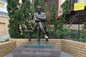 Комик в Киеве пошутил про снос памятника Булгакову и получил угрозы