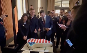 Республиканцы слопали торт в форме Гренландии с флагом США