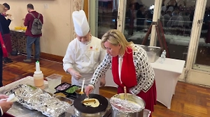 Захарова освоила приготовление традиционных китайских блинов в посольстве КНР 