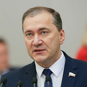 В ЕС упустили ситуацию с Гренландией и теперь, судя по всему, решили устранить этот пробел и действовать на упреждение, пойти другим путём — напролом через льды. Действительно, Арктика приобретает всё большее значение в международном контексте, поскольку изменение климата открывает новые морские маршруты и экономические возможности, а ЕС стремится активно расширять своё присутствие. Видимо, ограничиться своими территориями и собственными ресурсами, как мы можем наблюдать на примере Украины, представители ЕС не могут.