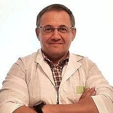 Дело в том, что Путин — выходец из спецслужб, а туда не берут больных. В процессе работы он всегда проходил медицинские осмотры, диспансеризацию, так называемые чекапы. Поэтому перед нами человек, у которого история здоровья такова, что он всегда находился под постоянным медицинским контролем — самым внимательным и лучшим, ведь служба в КГБ — это элитные службы.