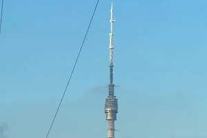 Life.ru снял на фото, как лёд сковал Останкинскую телебашню