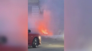 «Так выглядит свет, который покидает дом»: На видео попали полыхающие в Киеве трансформаторы