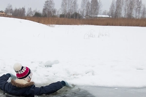 В Махачкале 8-летний юный герой вытащил провалившегося под лёд друга