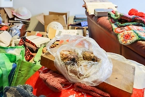 «Плюшкин» из Москвы настолько завалил квартиру мусором, что не смог войти и лёг спать у двери