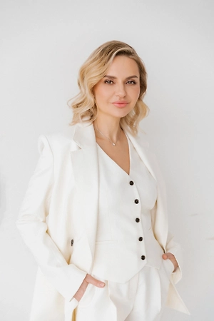 «Желудок растянулся, хочу есть через час, помогите вернуться к норме!» — частые слова на приёме после праздников. Есть одна важная особенность. Желудок не растягивается ни за праздники, ни за неделю, ни за месяц отпуска. Он эластичен, но его размер стабилен. То, что вы чувствуете после плотных застолий, — это вовсе не изменённая анатомия. Это временные физиологические сдвиги, гормональный шум и немного — поведенческие привычки.