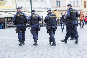 В Чехии мужчина с ножом напал на посетителей торгового центра, ранены двое