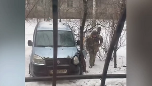 «Дебилы!»: Ребёнок заснял, как машина ТЦК врезалась в дерево во время погони в Киеве