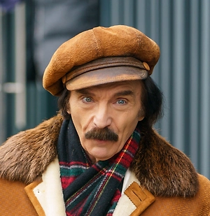 Меня полноценным армянином сложно считать, потому что я родился в Москве. Я по папиной линии имею отношение к Армении. Поскольку папа любил и русские блюда, и украинские, и осетинские, и армянские, стол был всегда хлебосольно накрыт для гостей. Я маленьким ребёнком пробовал армянские блюда, которые готовила моя русская бабушка, и готовила она это блестяще. В нашем доме, конечно же, гостей потчевали и сациви, и украинским борщом, который готовила бабушка на сале, и эксклюзивными пирожками. 