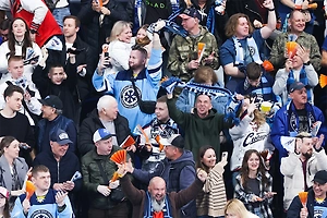 Фанат хоккея ударил ногой в лицо полицейского на матче «Сибири»