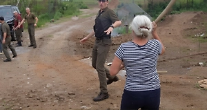 На Урале тёща криминального авторитета натравила «братков» на соседа из-за пыли