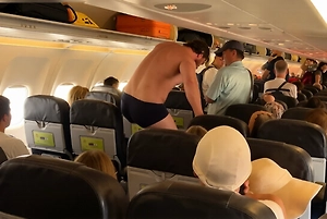 Русскоязычный турист разделся и хотел выпрыгнуть из самолёта на рейсе в Бангкок