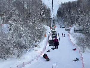 Туристы прыгали в снег с застрявшего подъёмника в Подмосковье