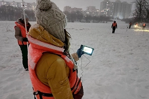 Поиски детей, провалившихся под лёд в Брянске, осложняет снегопад и течение