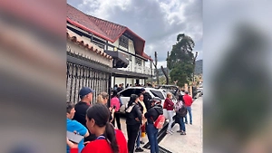 На заправках и в магазинах Венесуэлы возникли стихийные очереди из-за нехватки товаров