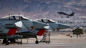 Французская и британская авиация уничтожила подземный склад ИГ* в Сирии