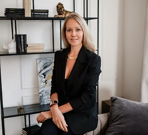 Чаще всего пары ссорятся не из-за глобальных тем, а из-за мелочей: «ты опять ничего не спланировал», «почему всё на мне», «ты всё время в телефоне», «мы вообще будем что-то делать вместе?». Эти фразы — не про посуду и не про планы, это красные флаги про дефицит внимания, признания и поддержки.