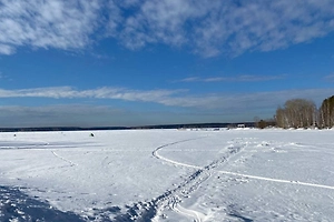Двое мужчин на снегоходе провалились под лёд в Свердловской области