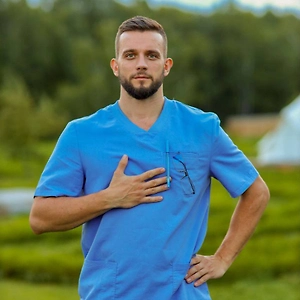 Мягкая коррекция сначала снимает лишнее напряжение с укороченных мышц и связок, а затем учит тело удерживать более устойчивое положение без резких рывков и силового давления на суставы. Такие подходы сочетают с упражнениями, которые укрепляют глубокие мышцы и помогают удерживать результат вне кабинета специалиста. 