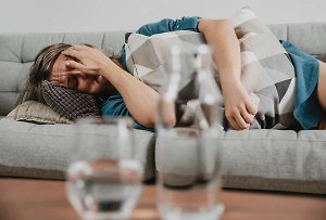 Зелёный чай, квас и мёд: Нутрициолог назвала лучшие народные способы избавиться от похмелья