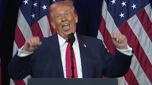 Трамп во время пресс-конференции начал неожиданно кривляться и издавать странные звуки