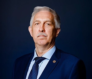 Кроме того, алкоголь снижает реакцию организма на холод, ухудшает координацию и способность вовремя принять меры при обморожении. Он влияет на терморегуляцию и притупляет чувство холода, что может привести к длительному воздействию низких температур без осознания угрозы.