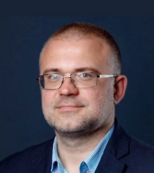 Важно учитывать и индивидуальные особенности животного. Молодые, растущие котята, а также животные с повышенным метаболизмом могут требовать больше пищи зимой, в то время как пожилые кошки, кошки с малой активностью или склонные к полноте — наоборот, нуждаются в контроле рациона, чтобы избежать набора лишнего веса.