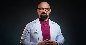 Трамп же грандиозный нарцисс, это нарциссизм. Ему нравится быть в центре внимания. Он любит и подурачиться, и эпатировать, и всё время танцевать не к месту. Это такой его имидж: нарциссический, эпатажный, если хотите, хайпожорный. Постоянно пишет какие-то спорные твиты, исполняет танцы, кого-то передразнивает, кому-то угрожает. Вот он — нарцисс, реализованный на вершине.