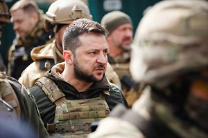 NYT: Зеленский поездкой в Донбасс пытается вернуть фокус к Украине