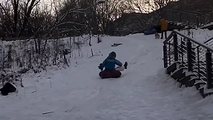 Новогоднее катание на ватрушке обернулось для москвички встречей с деревом и сломанным позвонком