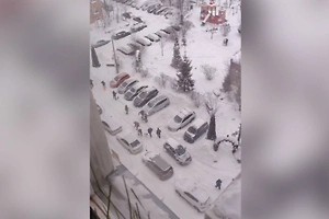 Москвичи и жители области вышли на улицы для расчистки дворов и машин от снега