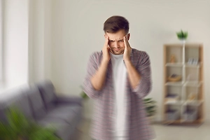 Укол за 25 тысяч станет бесплатным? Почему супердорогие лекарства от мигрени должны войти в ОМС