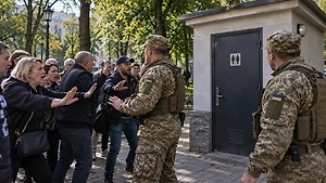 Одессит спрятался от ТЦК в парковом туалете, а прохожие заставили военных уйти
