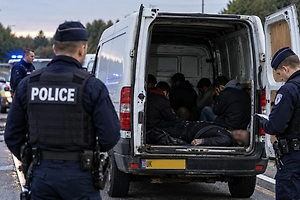 Во Франции нашли фургон с убитым мужчиной и десятью мигрантами