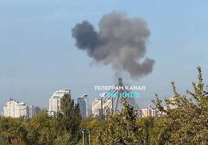 Чёрный «гриб» и грохот: Очевидцы засняли новый удар по Северному мосту в Киеве