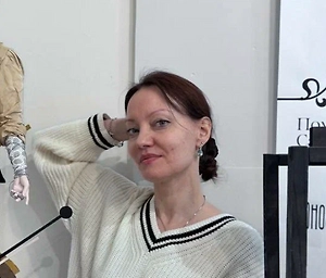 Детализация — это особая любовь в куклах. Детали как финальные мазки в живописи, они нужны, чтобы закончить образ куклы. Это могут быть ленточки, нитки, пуговицы, детальная роспись, вышивка бисером, мелкая лепная деталь. И порой хочется залипнуть на эти детали и рассматривать бесконечно.