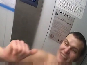 Голый Ихтиандр из Приморья избил камеру в лифте сушёной камбалой